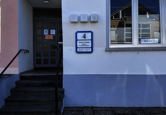 Praxis Eingangsschild