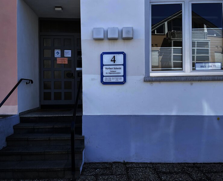 Praxis Eingangsschild