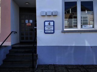 Praxis Eingangsschild