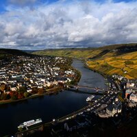 Herbst - Ausblick von der Burg aufs Moseltal und die Stadt