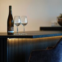 WeinQuartier Boujong Theke mit Weinflasche