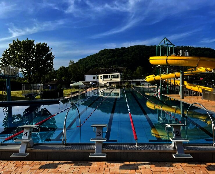 Das Bild zeigt ein Freibad mit Rutsche.