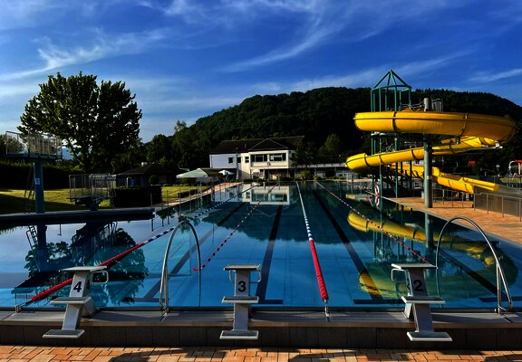Das Bild zeigt ein Freibad mit Rutsche.