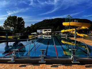Das Bild zeigt ein Freibad mit Rutsche.