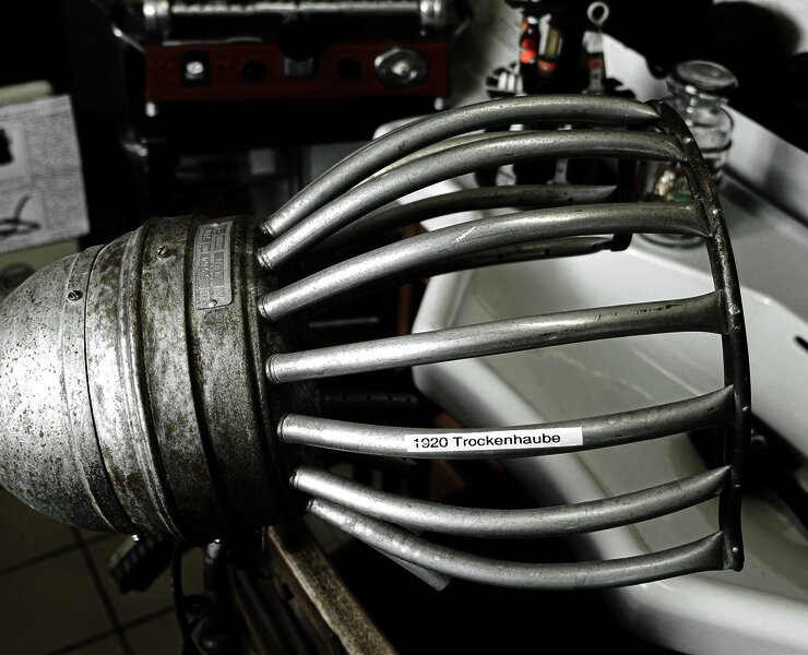 Trockenhaube im Mini-Friseur-Museum