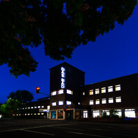 Das Bild zeigt DasBad" ein Hallenbad in Trier von außen bei Nacht.