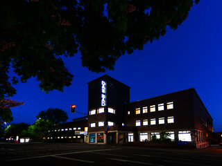 Das Bild zeigt DasBad" ein Hallenbad in Trier von außen bei Nacht.