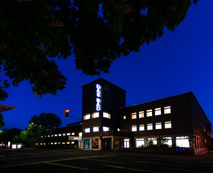 Das Bild zeigt DasBad" ein Hallenbad in Trier von außen bei Nacht.