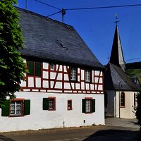 Ferienhaus und ev. Kirche
