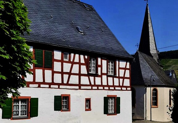 Ferienhaus und ev. Kirche