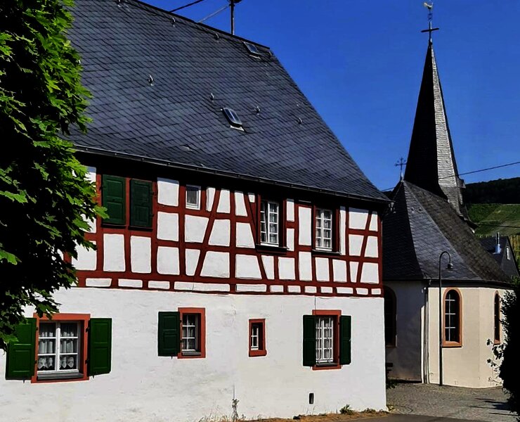 Ferienhaus und ev. Kirche