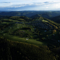 Blick auf die Anlage des Golfclubs Cochem in Vogelperspektive