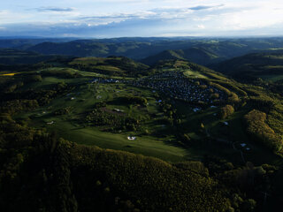 Blick auf die Anlage des Golfclubs Cochem in Vogelperspektive