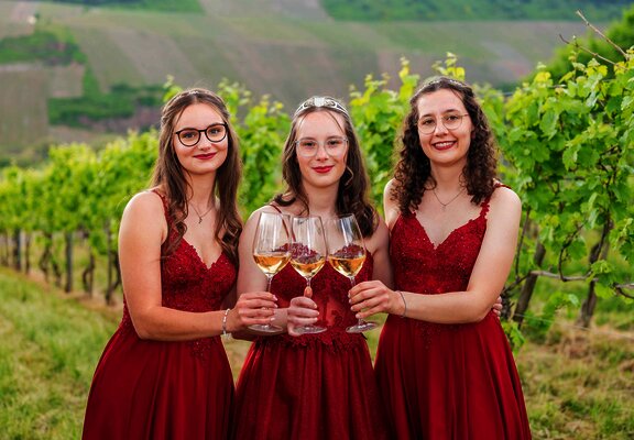 Weinkönigin Maja mit ihren Prinzessinnen