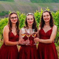 Weinkönigin Maja mit ihren Prinzessinnen