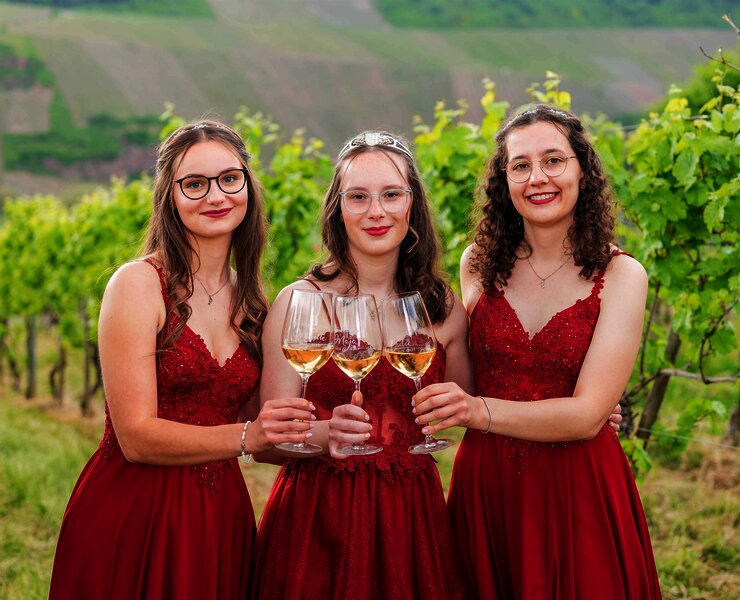 Weinkönigin Maja mit ihren Prinzessinnen