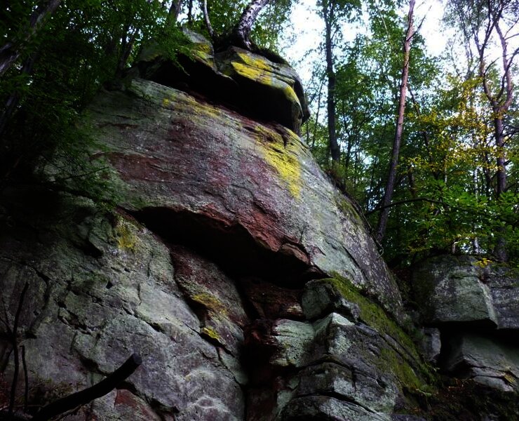 Buntsandsteinfelsen beim Abstieg zwischen der Ehranger Kanzel und Ehrang