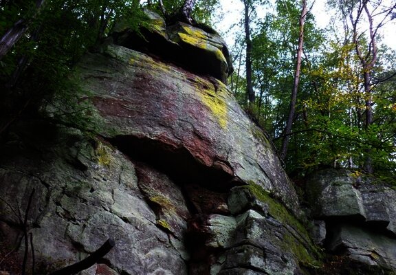 Buntsandsteinfelsen beim Abstieg zwischen der Ehranger Kanzel und Ehrang
