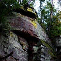 Buntsandsteinfelsen beim Abstieg zwischen der Ehranger Kanzel und Ehrang