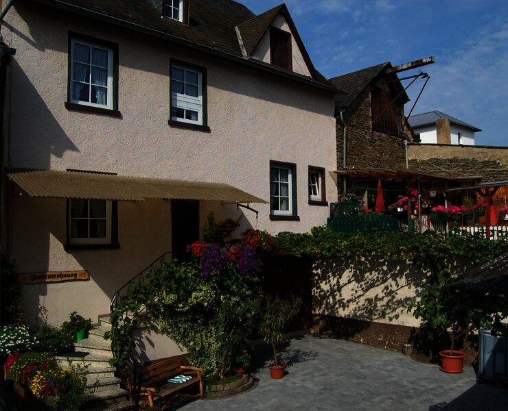 Außenansicht des Kastanienhofs Weingut Esseln