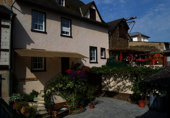 Außenansicht des Kastanienhofs Weingut Esseln