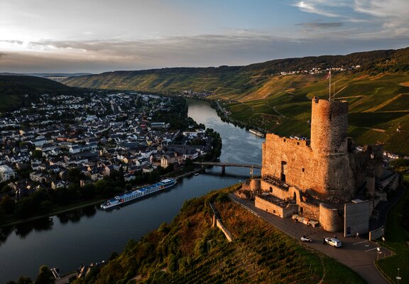 Blick auf die Burg Landshut und die Mosel bei Bernkastel-Kues