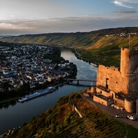 Blick auf die Burg Landshut und die Mosel bei Bernkastel-Kues