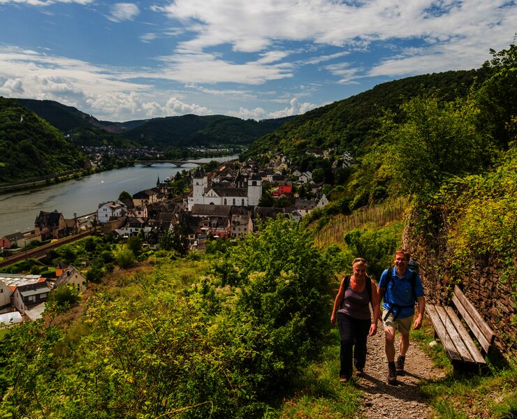 Aufstieg auf steilem Schieferpfad: Aussicht auf Treis-Karden mit St. Kastor