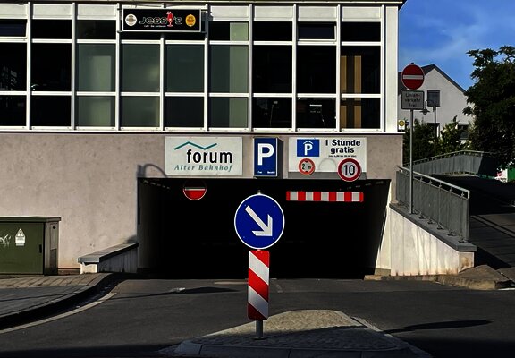 Einfahrt Parkhaus, Ort der Ladestationen