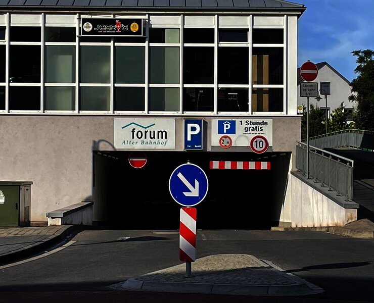 Einfahrt Parkhaus, Ort der Ladestationen