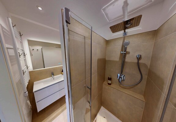 Modernes Bad mit Dusche & WC