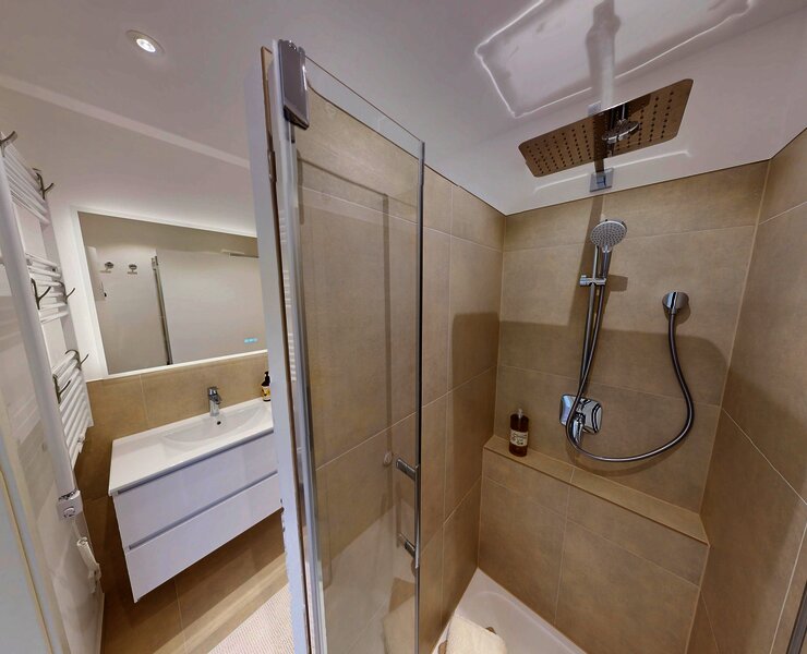 Modernes Bad mit Dusche & WC