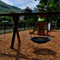 Spielplatz mit vielen Spielgeräten