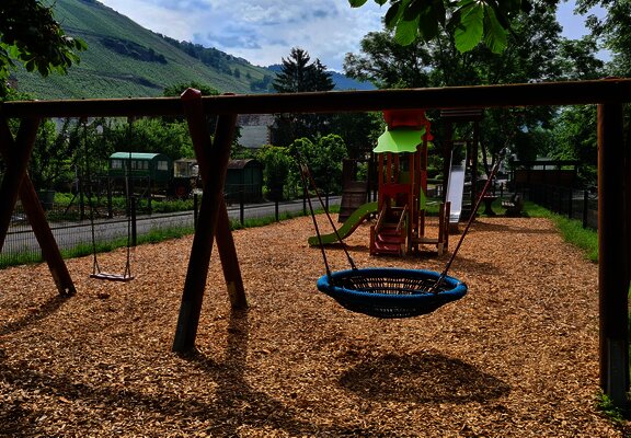 Spielplatz mit vielen Spielgeräten