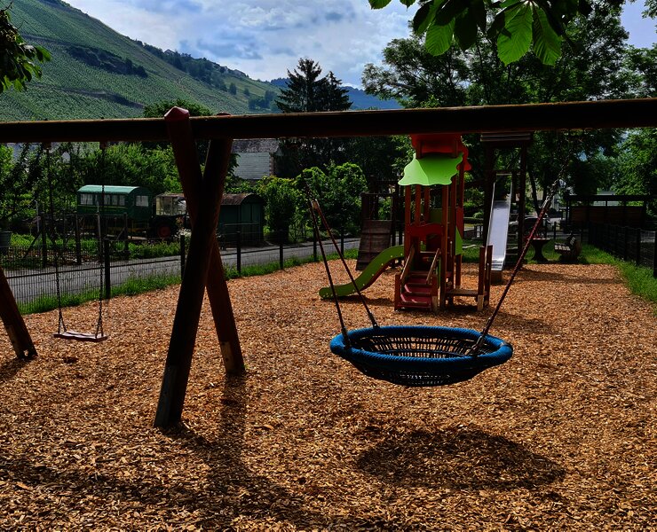 Spielplatz mit vielen Spielgeräten