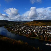 Herbst - Aussicht von der Burg auf Kues und die Mosel