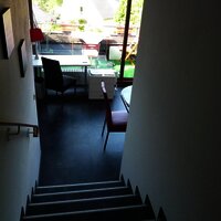 von-der-galerie-per-treppe-zur-kueche-und-dachterr