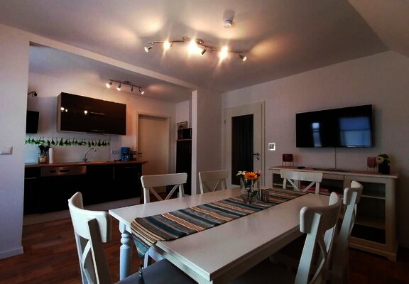 Küche und Wohnzimmer in der Ferienwohnung