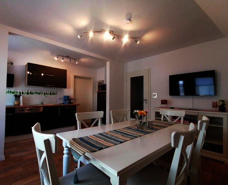 Küche und Wohnzimmer in der Ferienwohnung