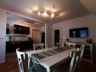 Küche und Wohnzimmer in der Ferienwohnung