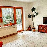 Wohnzimmer mit Zugang zur Terasse