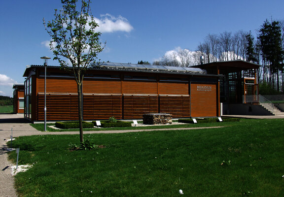 Das Bild zeigt das Gebäude des Kulturzentrum Belginum Archäologiepark.