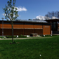 Das Bild zeigt das Gebäude des Kulturzentrum Belginum Archäologiepark.