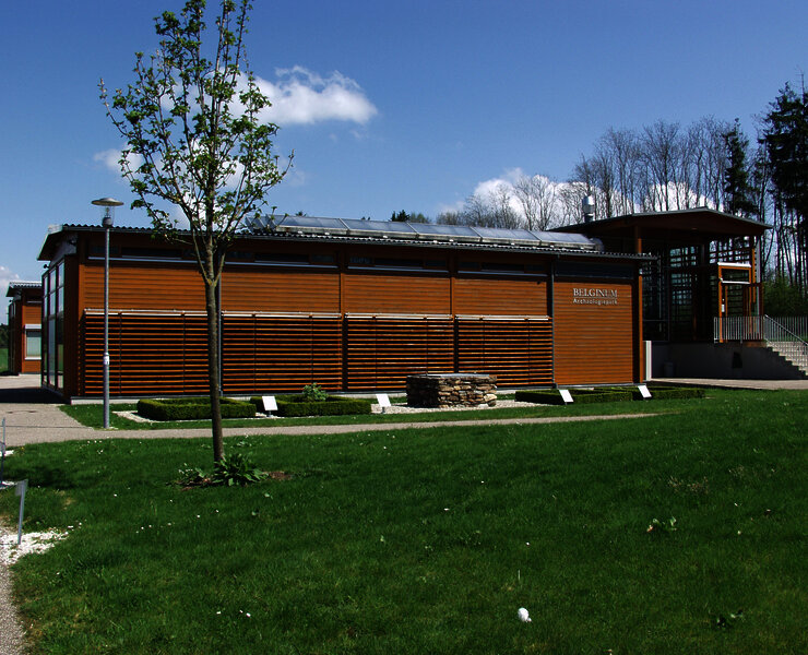 Das Bild zeigt das Gebäude des Kulturzentrum Belginum Archäologiepark.