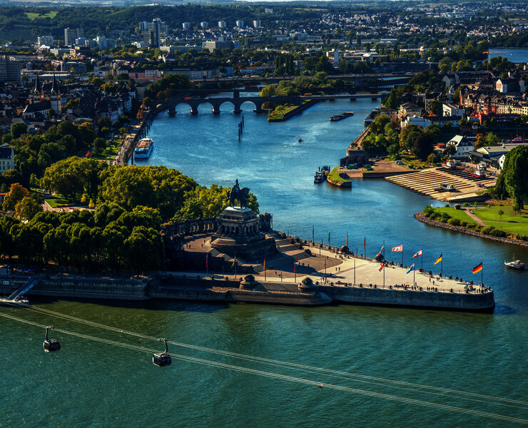 Das Bild zeigt das deutsche Eck in Koblenz. Hier fließt die Mosel in den Rhein