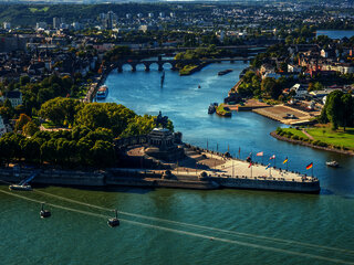 Das Bild zeigt das deutsche Eck in Koblenz. Hier fließt die Mosel in den Rhein