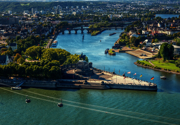 Das Bild zeigt das deutsche Eck in Koblenz. Hier fließt die Mosel in den Rhein