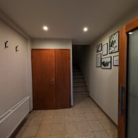 Eingang im Erdgeschoss mit Abstellkammer