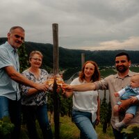 Familie Quint im Weinberg