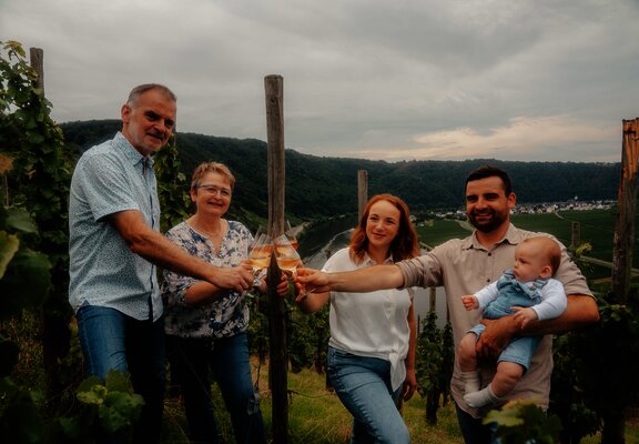 Familie Quint im Weinberg